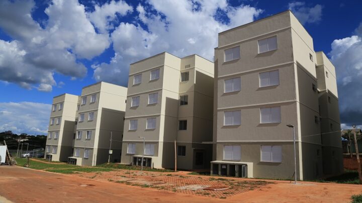 Agehab visita os sorteados com apartamentos em Aparecida