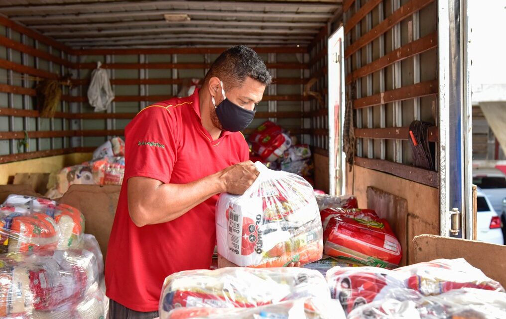 Gustavo Mendanha cumpre promessa e doa mais de 400 cestas básicas