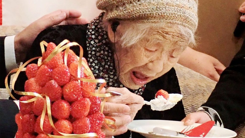 Mulher mais velha do mundo desiste do revezamento da tocha após piora da pandemia no Japão