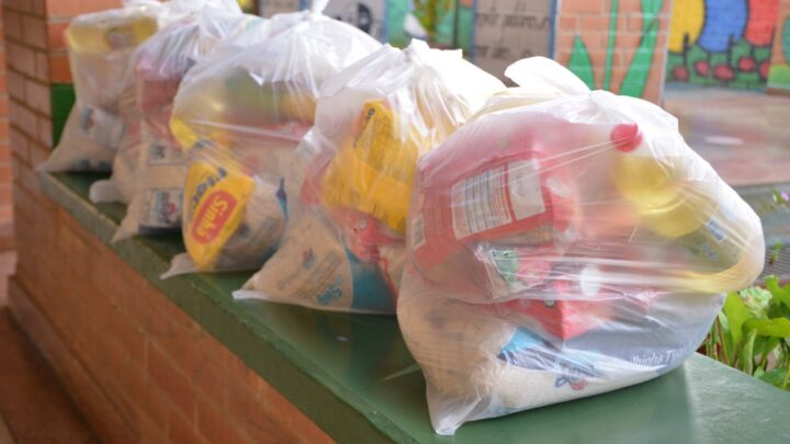 Educação entrega kits de alimentos a pais e responsáveis de alunos da rede municipal