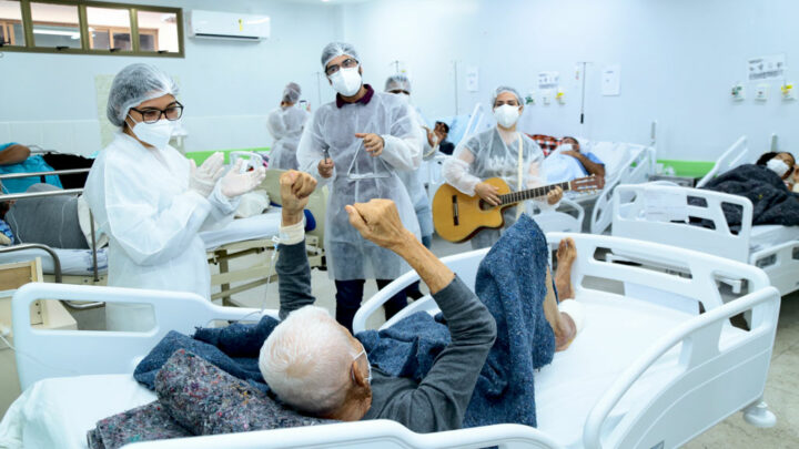Música anima e conforta pacientes e profissionais de saúde nas UPAs de Aparecida