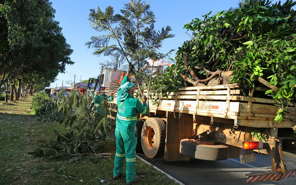 Força-tarefa promove limpeza de ruas e avenidas do setor Independência Mansões