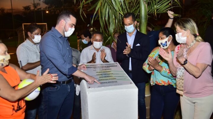 Prefeitura inaugura praça com campo sintético e iluminação especial no Jardim Riviera
