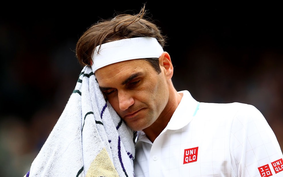 Federer é surpreendido por Hurkacz, leva pneu e cai em Wimbledon