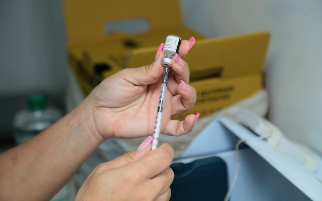 Drive do Centro de Especialidades volta a vacinar contra Covid-19
