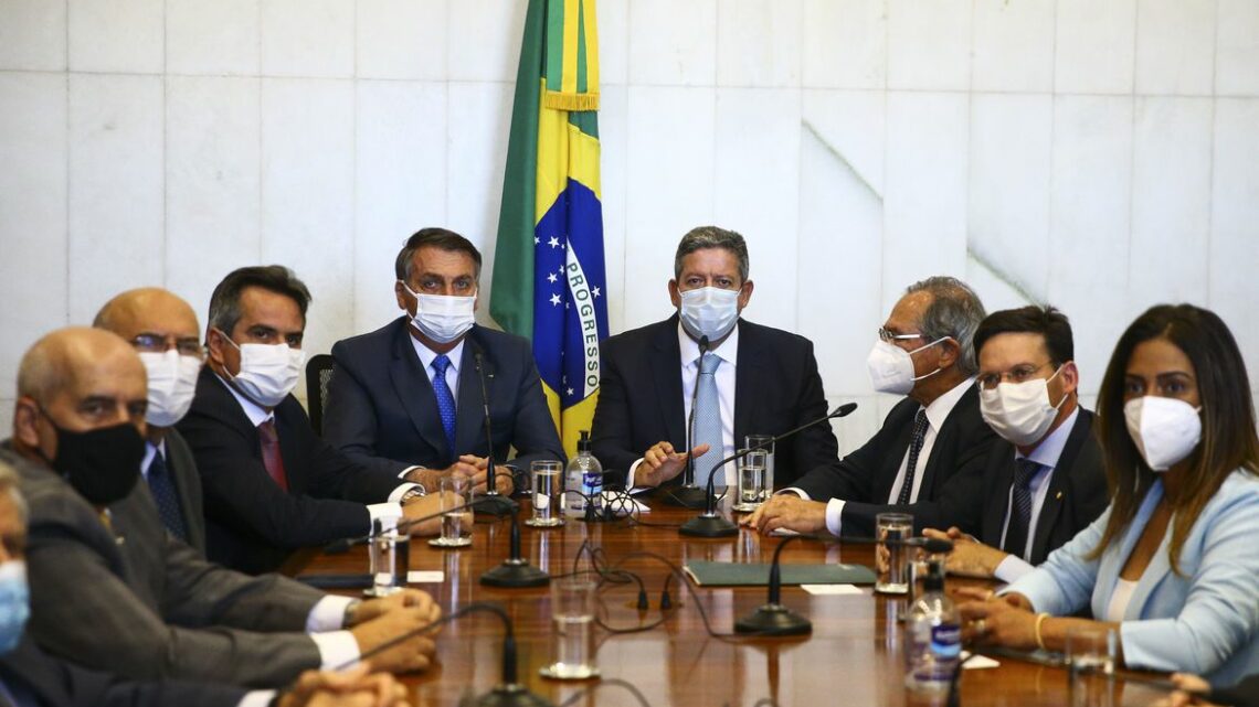 Jair Bolsonaro entrega ao Congresso Nacional medida provisória que cria o Programa Auxílio Brasil