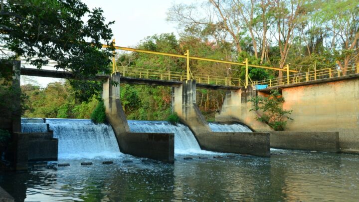 Em Goiânia, Caiado abre comporta de barragem para equilibrar vazão do Meia Ponte