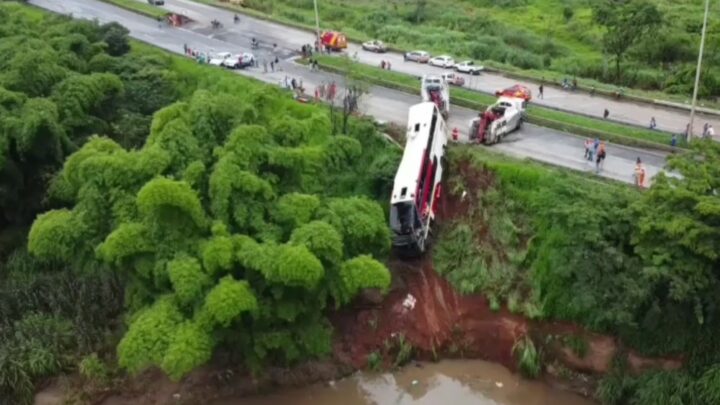 Dois feridos continuam internados após acidente com ônibus na BR-153