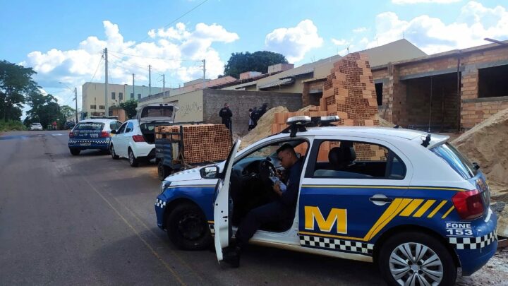 GCM prende três homens após denúncia de furto de tijolos