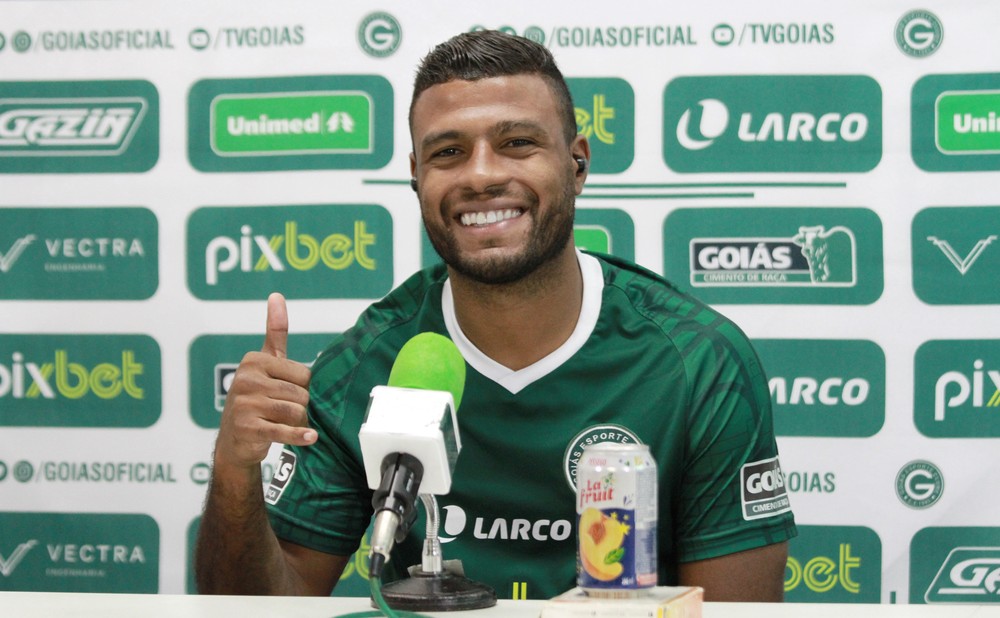 Com forte concorrência, Auremir aposta em regularidade para se firmar no meio-campo do Goiás