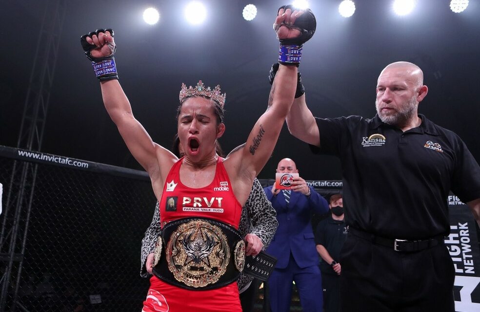 Jéssica Delboni desbanca campeã do Invicta e conquista primeiro cinturão para o Brasil em 2022