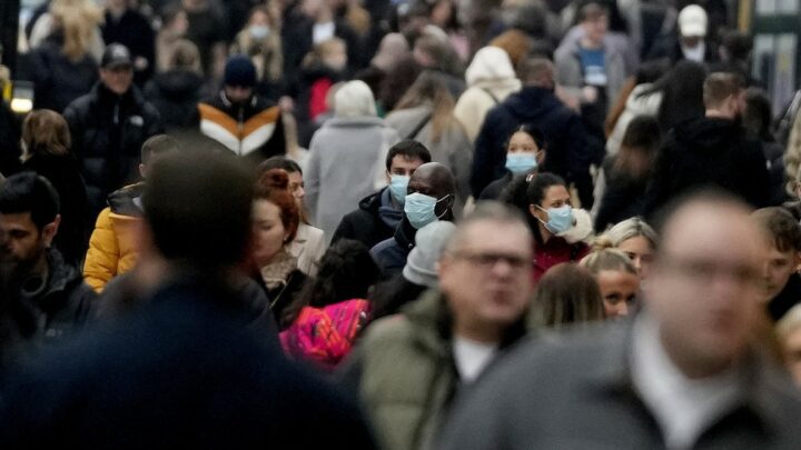 Inglaterra reduz para 5 dias isolamento de infectados com Covid-19