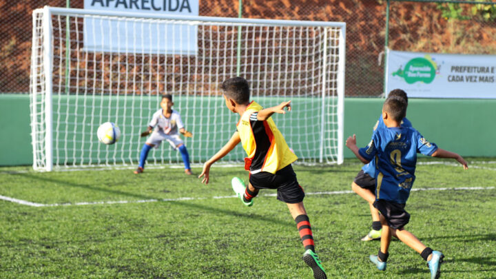 Aparecida oferece aulas de futebol em campos com grama sintética