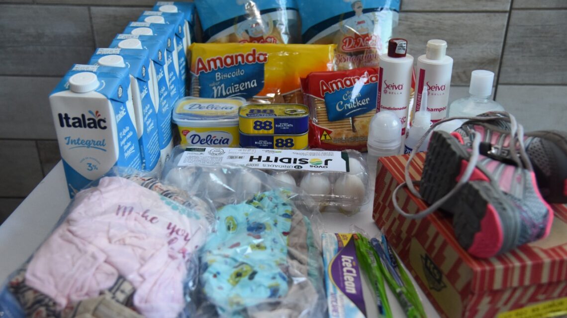 Entrega de 350 kits de proteínas, higiene e vestuário beneficiam famílias em Aparecida