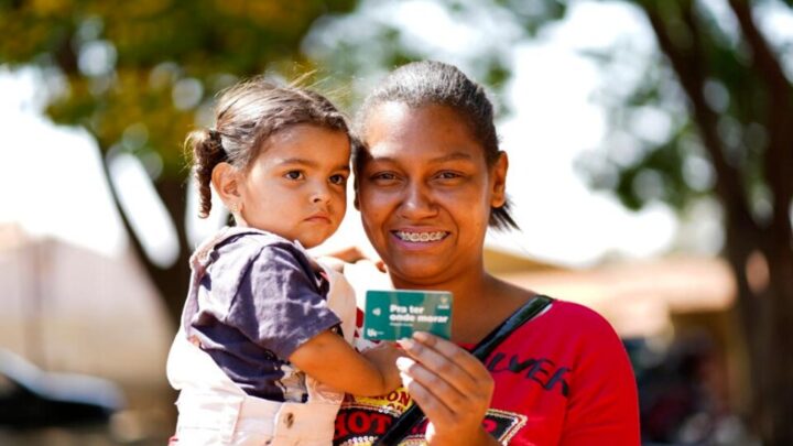 Famílias de Mineiros recebem cartões do Aluguel Social nesta terça-feira