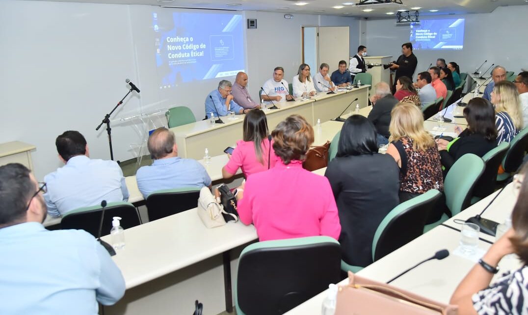 Prefeito Vilmar Mariano participa de reunião para inovar o sistema de ensino do município