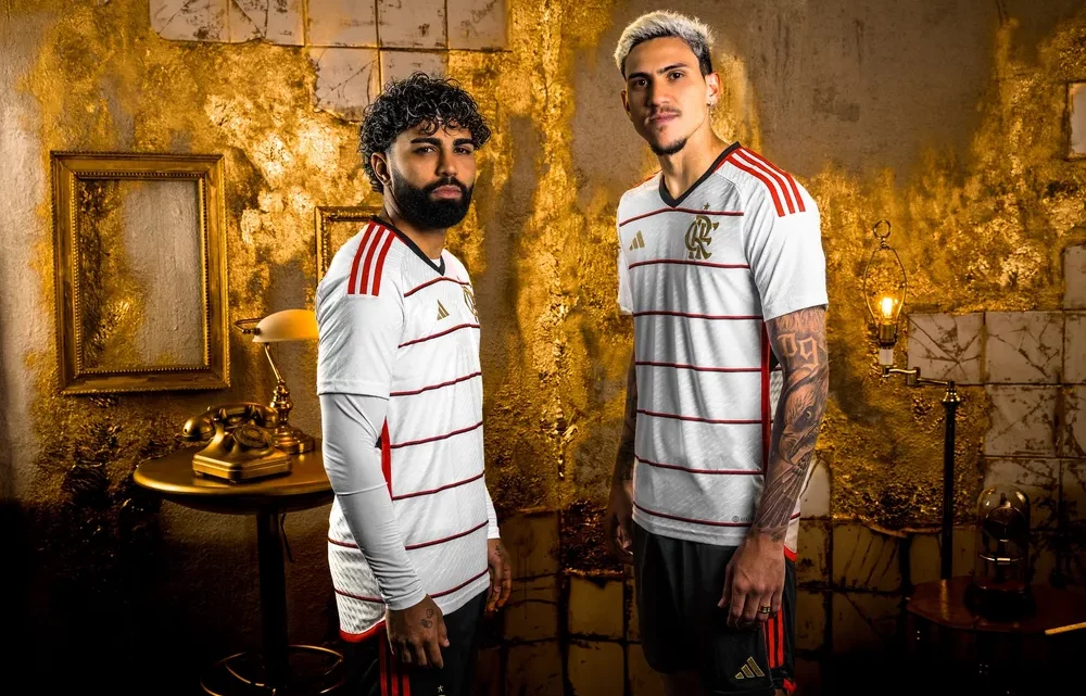 Com toque dourado alusivo à “história campeã”, Flamengo lança novo uniforme número 2; veja fotos