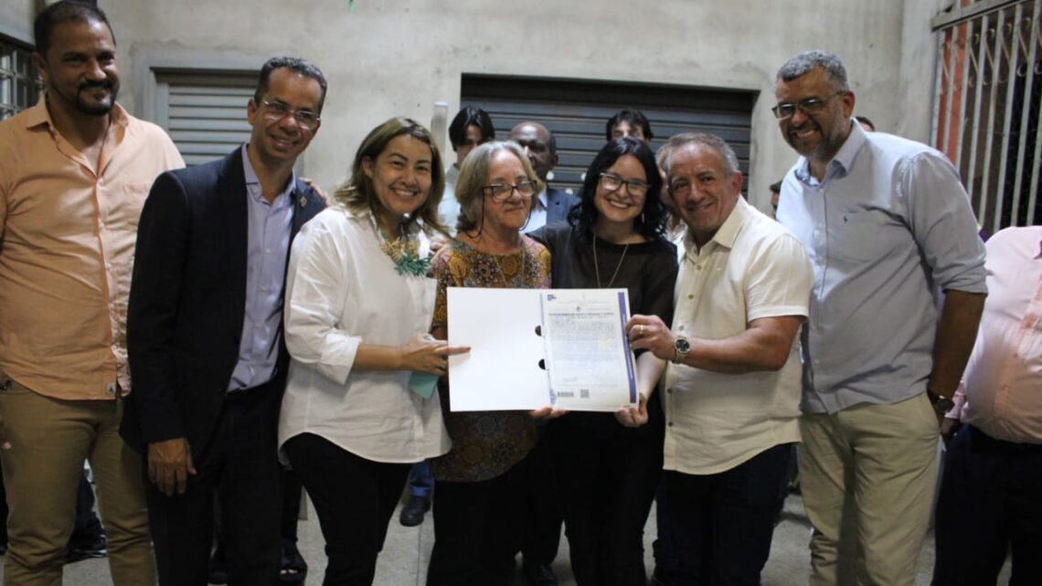 Vilmar Mariano entrega escrituras de residências à moradores do Marista Sul