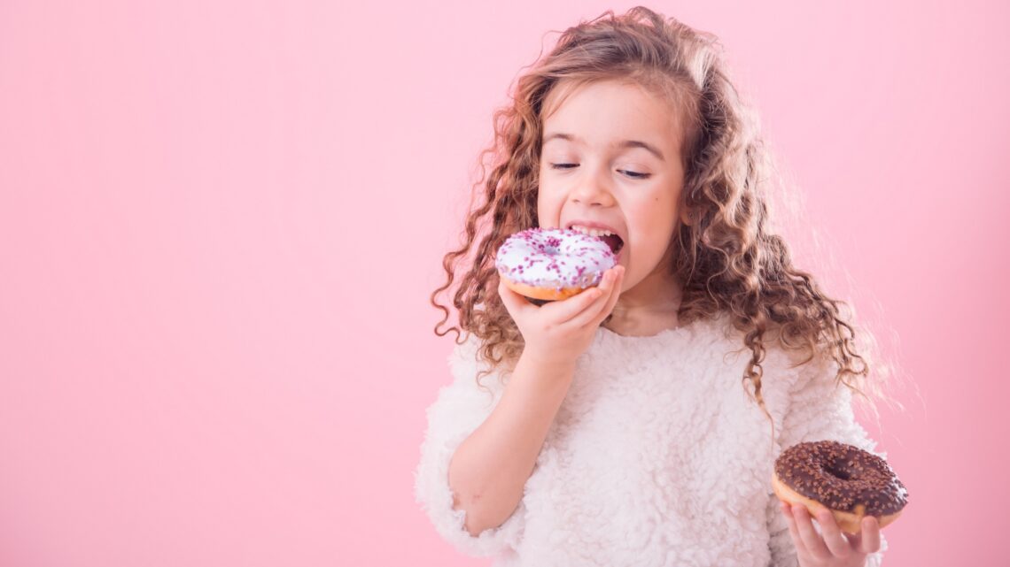 Por que algumas crianças sentem dor de dente ao comer doce? dentista explica as principais causas
