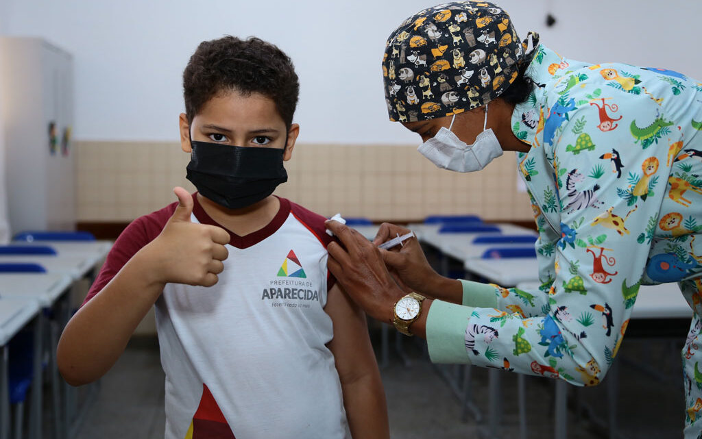 Saúde de Aparecida leva vacinação para mais de 100 escolas da cidade