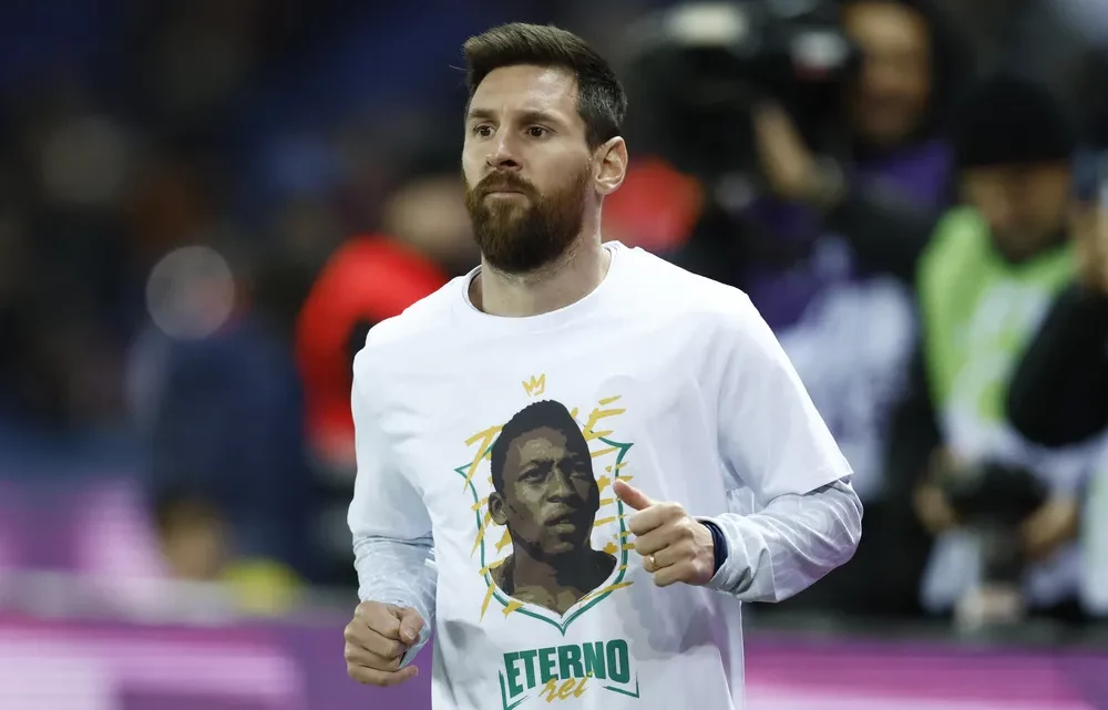 Messi é eleito o melhor jogador da história pela IFFHS; Pelé está em segundo Messi é eleito o melhor jogador da história pela IFFHS; Pelé está em segundo