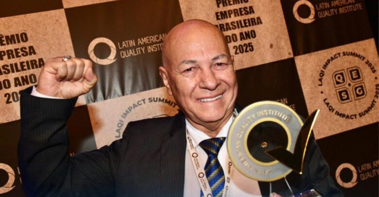 Professor Alcides recebe Prêmio por inovação e sustentabilidade no LAQI Impact Summit 2025 Professor Alcides recebe Prêmio por inovação e sustentabilidade no LAQI Impact Summit 2025