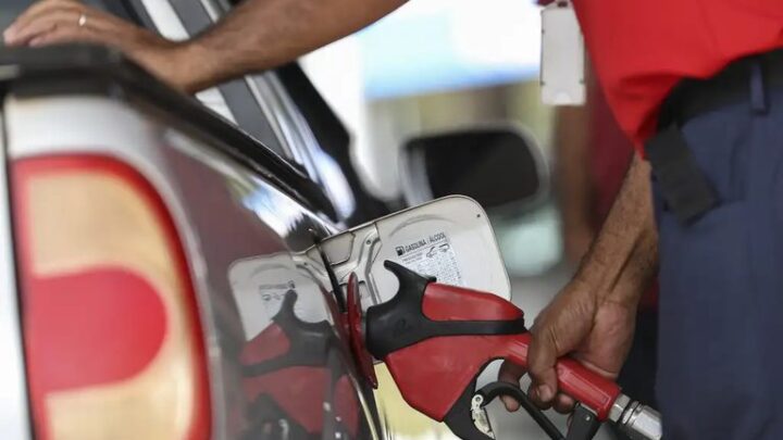 Petrobras anuncia redução de 5,6% no preço da gasolina entregue às distribuidoras