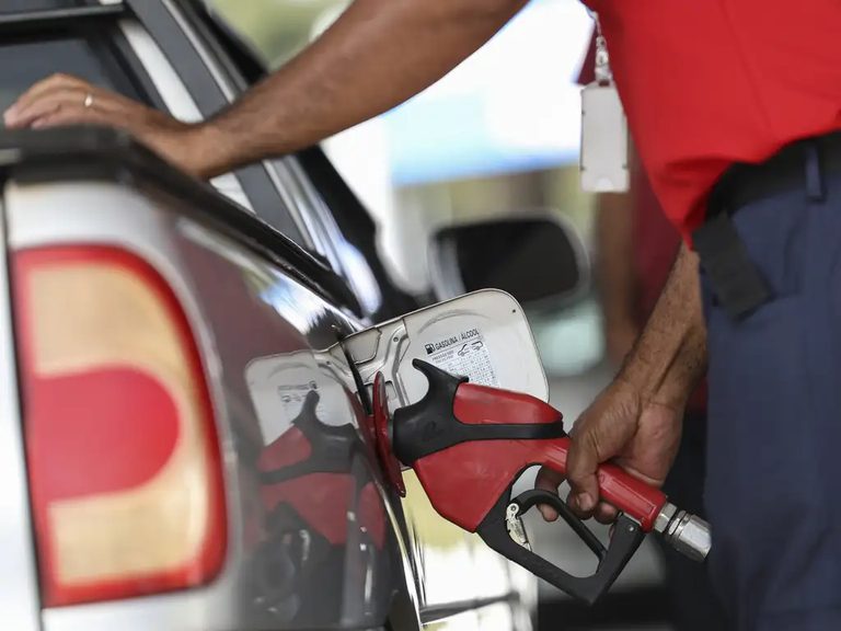 Petrobras anuncia redução de 5,6% no preço da gasolina entregue às distribuidoras Petrobras anuncia redução de 5,6% no preço da gasolina entregue às distribuidoras