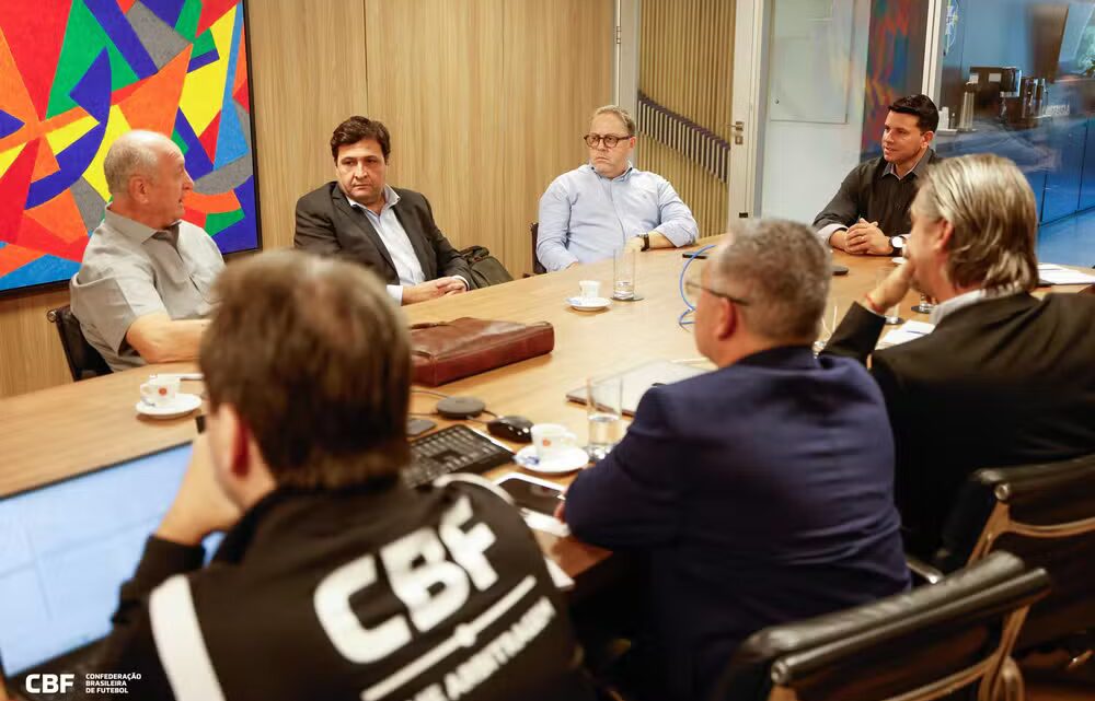 Reclamações e tempo limitado: como é a reunião de dirigentes com a comissão de arbitragem da CBF Reclamações e tempo limitado: como é a reunião de dirigentes com a comissão de arbitragem da CBF