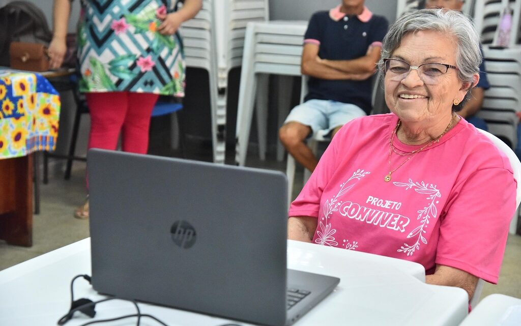 Curso gratuito ensina idosos de Aparecida a manusear o computador e o celular