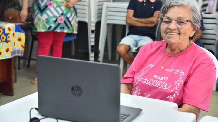 Curso gratuito ensina idosos de Aparecida a manusear o computador e o celular