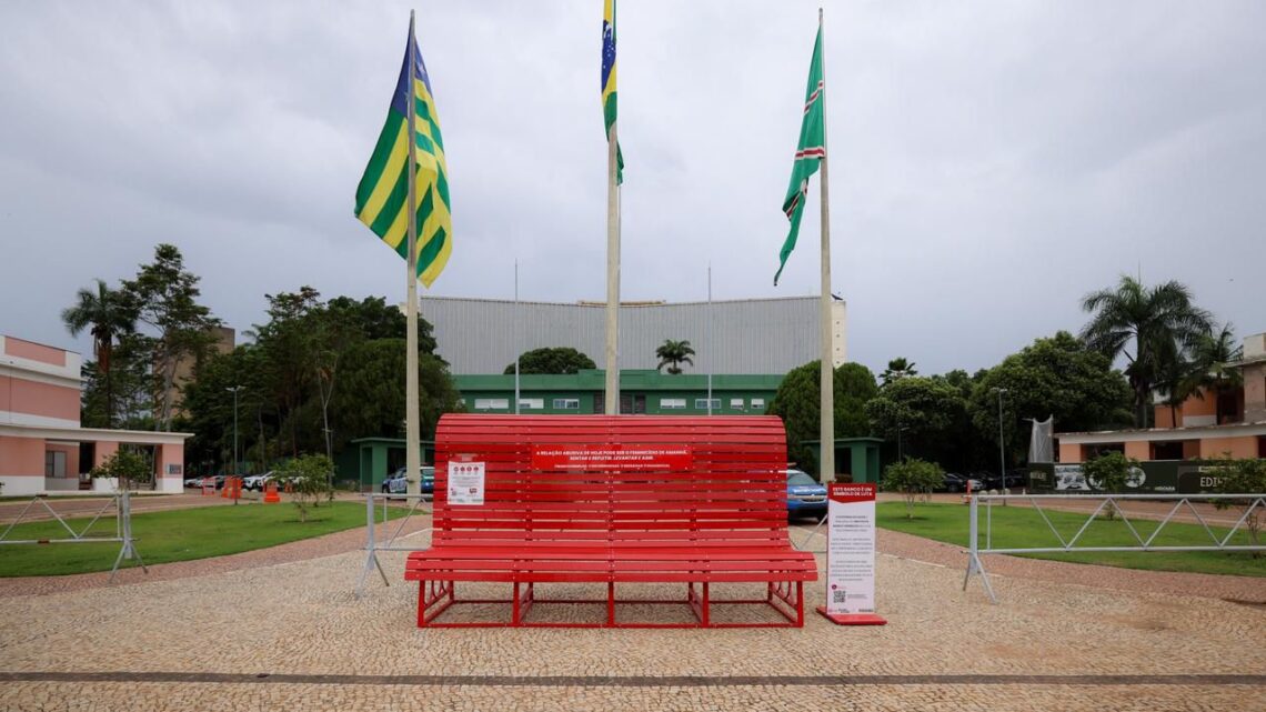 Banco Vermelho é inaugurado em Goiânia – símbolo representa combate à violência contra a mulher