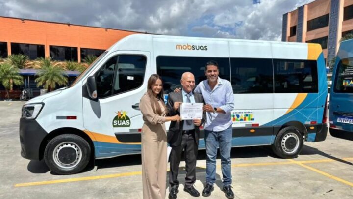 Professor Alcides acompanha entrega de veículos do MOBSUAS na UNIFAN