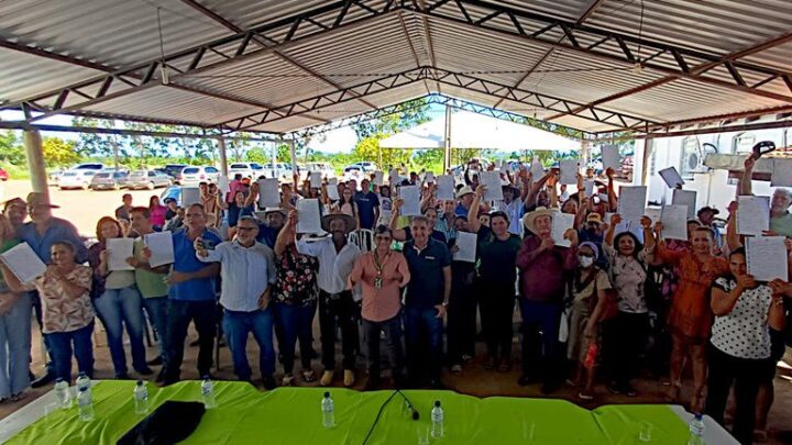 Mais 58 famílias da Reforma Agrária recebem títulos definitivos em Goiás