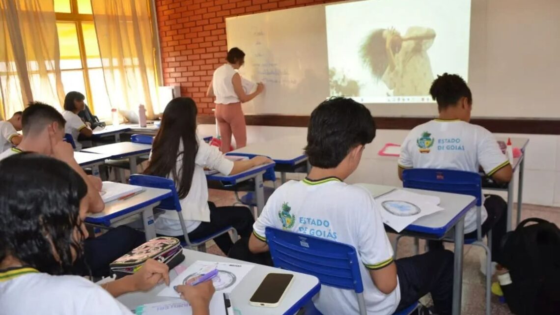 Governo anuncia reajuste de 5,4% para todos professores da rede estadual de ensino de Goiás