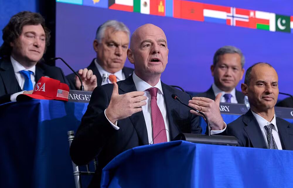 Infantino defende expulsão para jogadores que taparem a boca em discussões