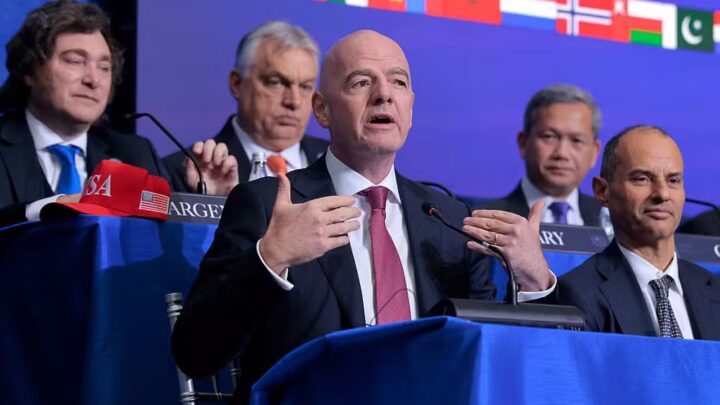 Infantino defende expulsão para jogadores que taparem a boca em discussões