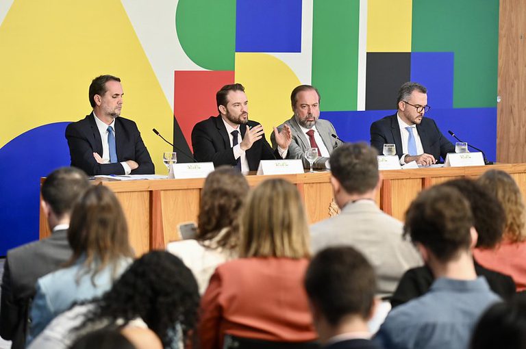 Governo do Brasil reforça subsídios ao diesel para frear alta de preço causada pela guerra