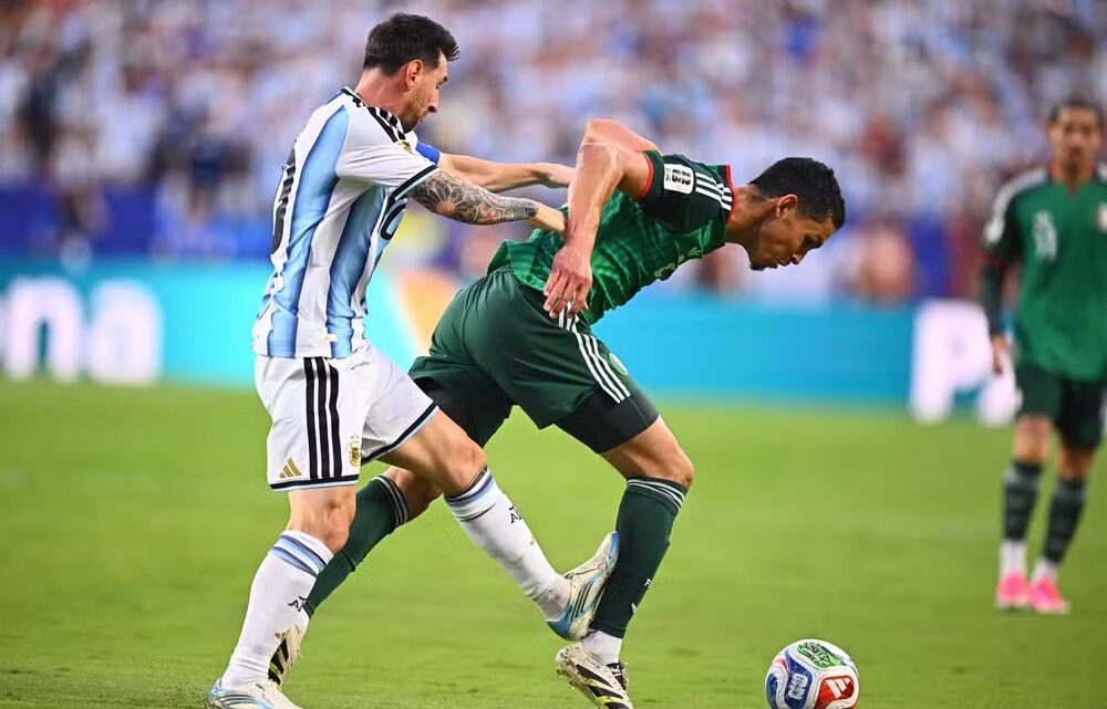 Messi deveria ter sido expulso em Argentina x Argélia? PC Oliveira analisa lance polêmico