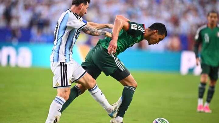 Messi deveria ter sido expulso em Argentina x Argélia? PC Oliveira analisa lance polêmico