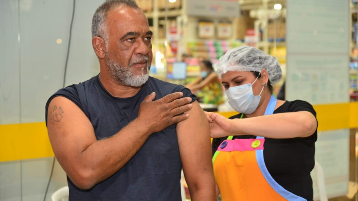 Prefeitura de Aparecida promove vacinação noturna em supermercados para proteger a população antes das férias