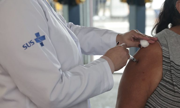 Vacinação de gestantes pelo SUS reduz em mais de 50% os casos graves de bronquiolite em bebês
