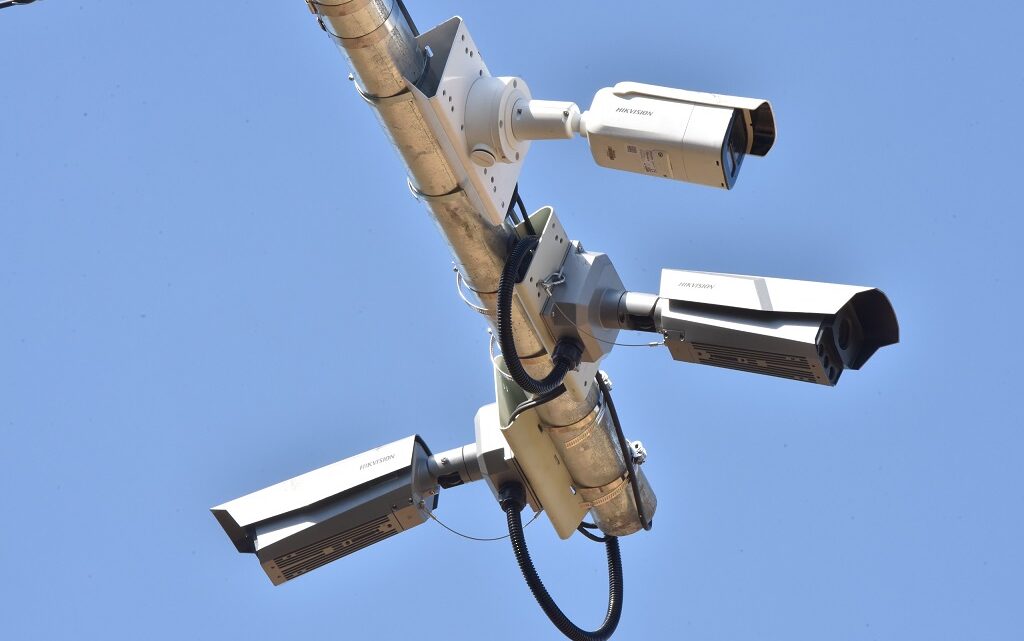 Aparecida instala 70 câmeras com inteligência artificial para combater descarte irregular de lixo