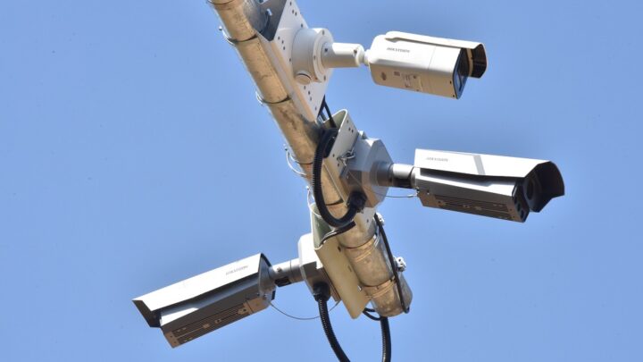 Aparecida instala 70 câmeras com inteligência artificial para combater descarte irregular de lixo
