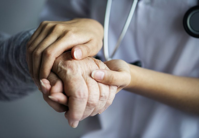 Cuidados paliativos no SUS vão além do alívio da dor e incluem apoio às famílias