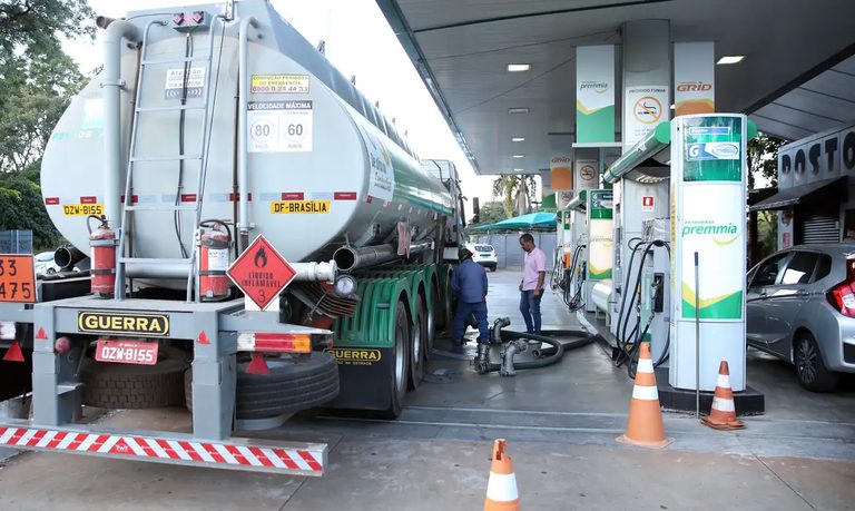 Governo prorroga redução de impostos sobre gasolina e etanol por mais 30 dias